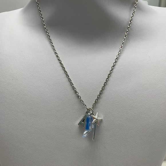 Cinderella A Glow In Dark Necklace! - Picture 2 of 6